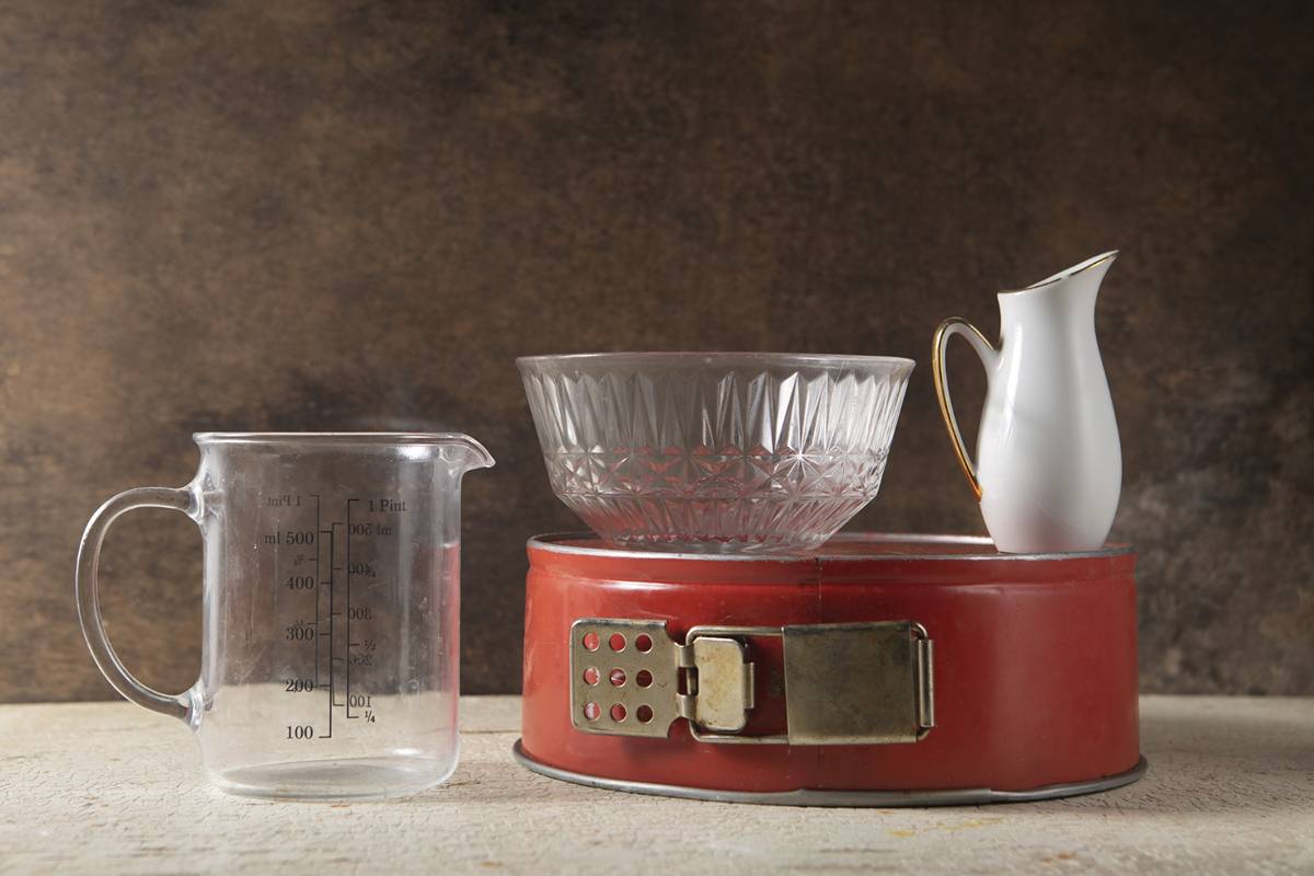 Measurement chart showing how many cups are in a quart with liquid and dry ingredients