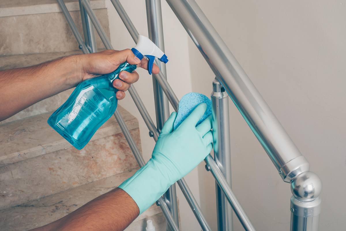 Rust removal from stainless steel using natural methods like baking soda, vinegar, and lemon juice.