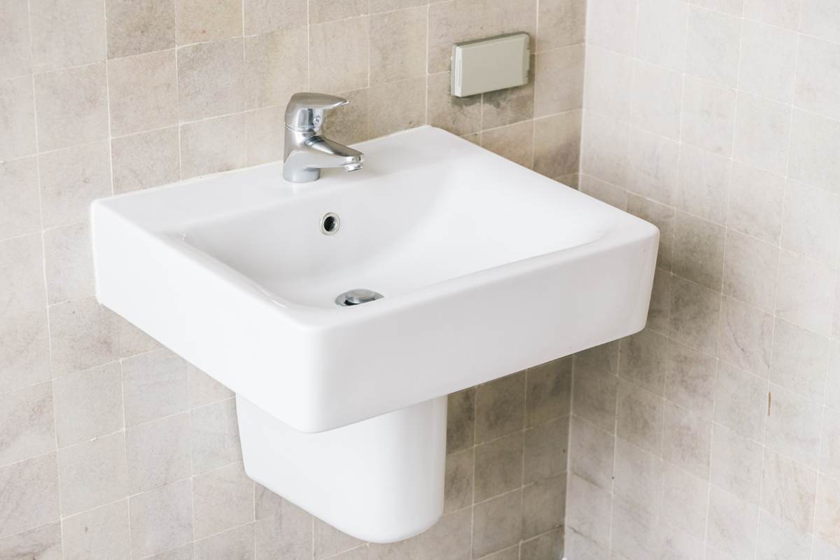 Marble wall hung sink in a modern bathroom